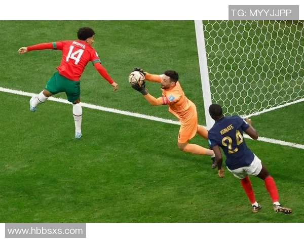 足球意外砸中头部的惊险瞬间与运动安全的重要性探讨