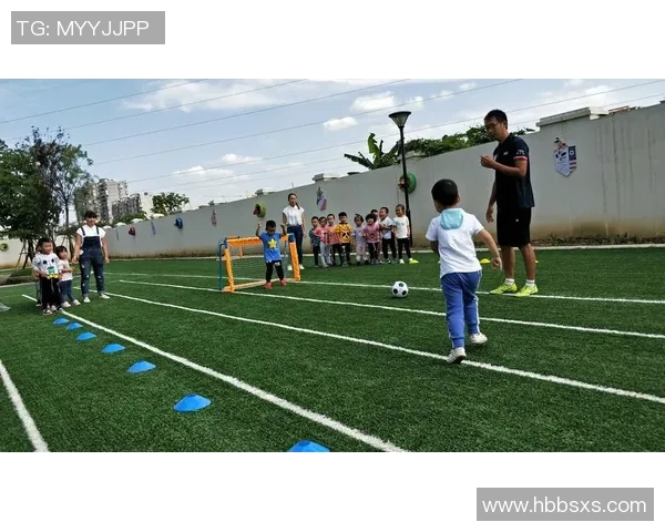 足球黄老师带你领略足球的魅力与技巧,开启你的足球梦想之旅 足球黄老师带你领略足球的魅力与技巧,开启你的足球梦想之旅
